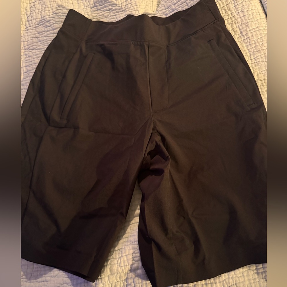 Athleta Black Bermuda Shorts Knee-Length Sz 3 with pockets